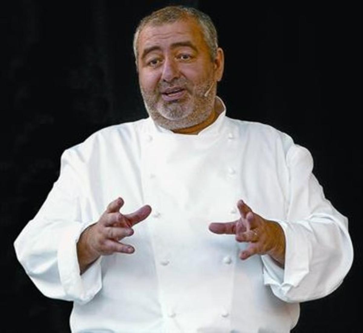 Santi Santamaria fa una conferència al Fòrum de Barcelona, el 2004. Santi Santamaria fa una conferència al Fòrum de Barcelona, el 2004.