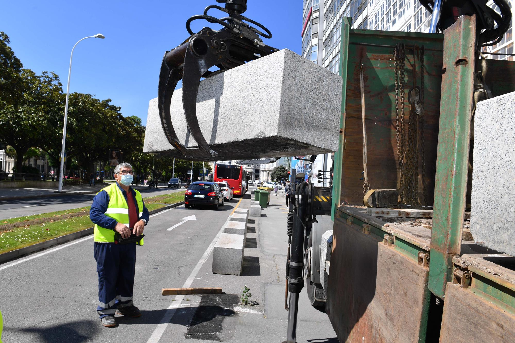 El Concello inicia la retirada de bloques para la peatonalización de la Marina