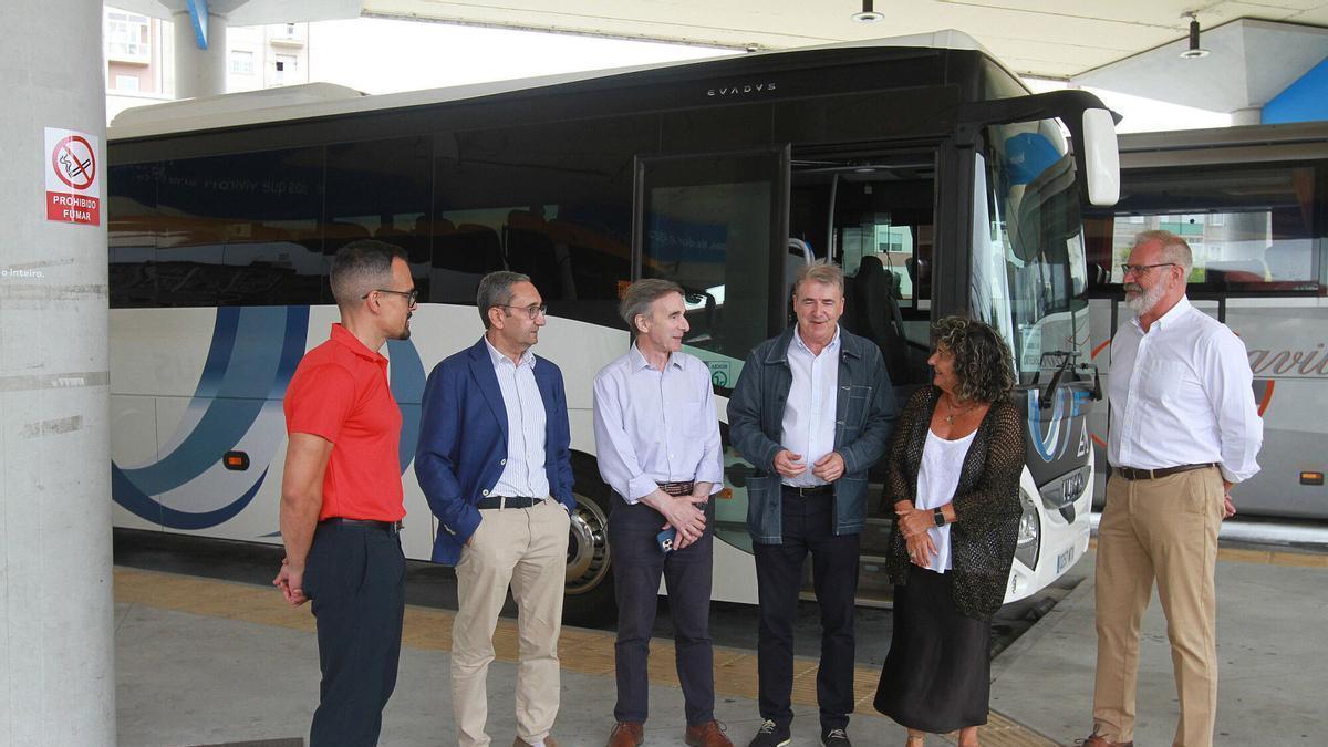 El delegado de la Xunta de Galicia, Manuel Pardo, junto a otras autoridades competentes en la estación intermodal de Ourense.