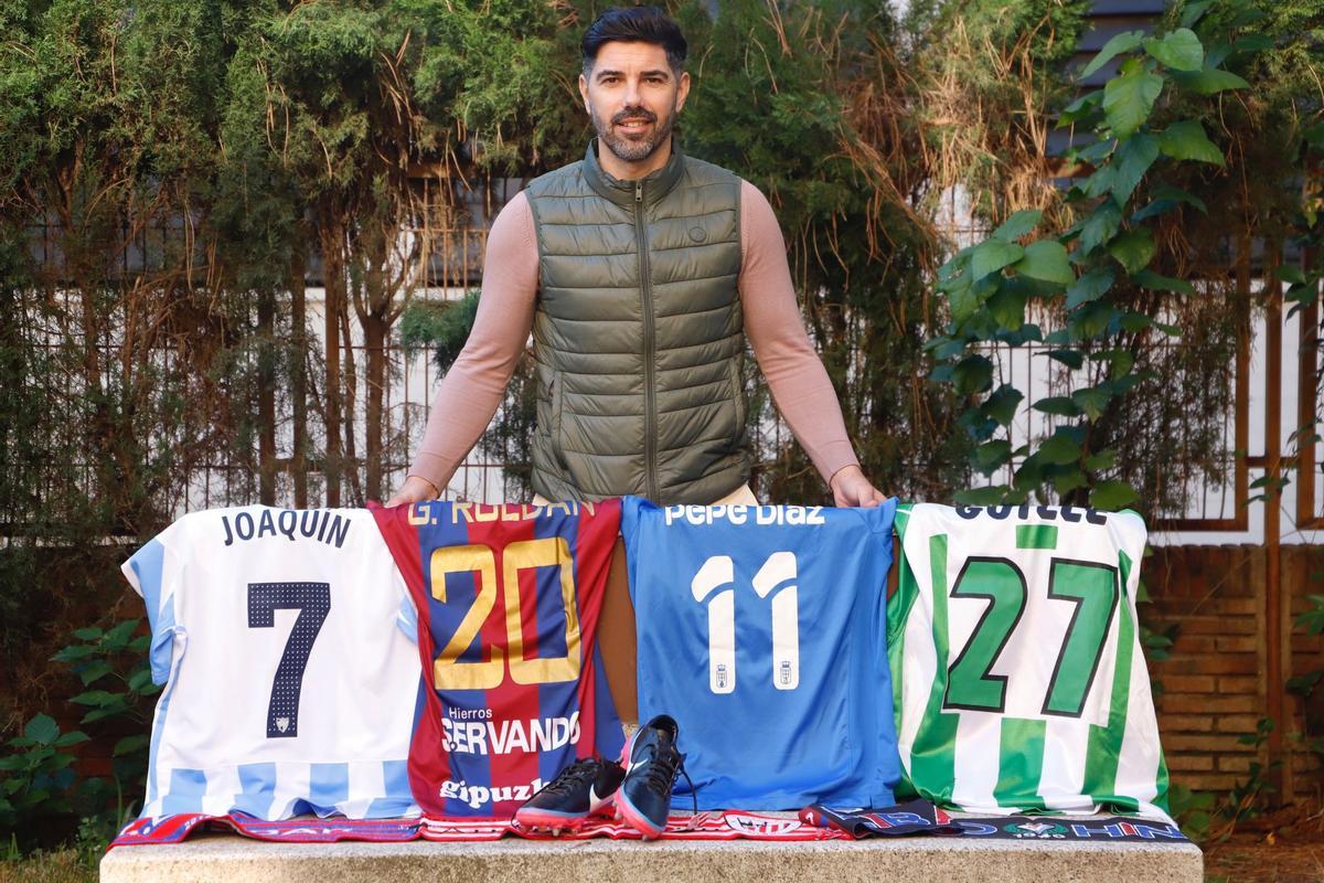 Guille Roldán, junto a sus camisetas en el Eibar y Córdoba CF, más las de Pepe Díaz (Oviedo) y Joaquín (Málaga).