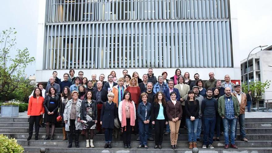 Els autors empordanesos davant de la biblioteca de Figueres.