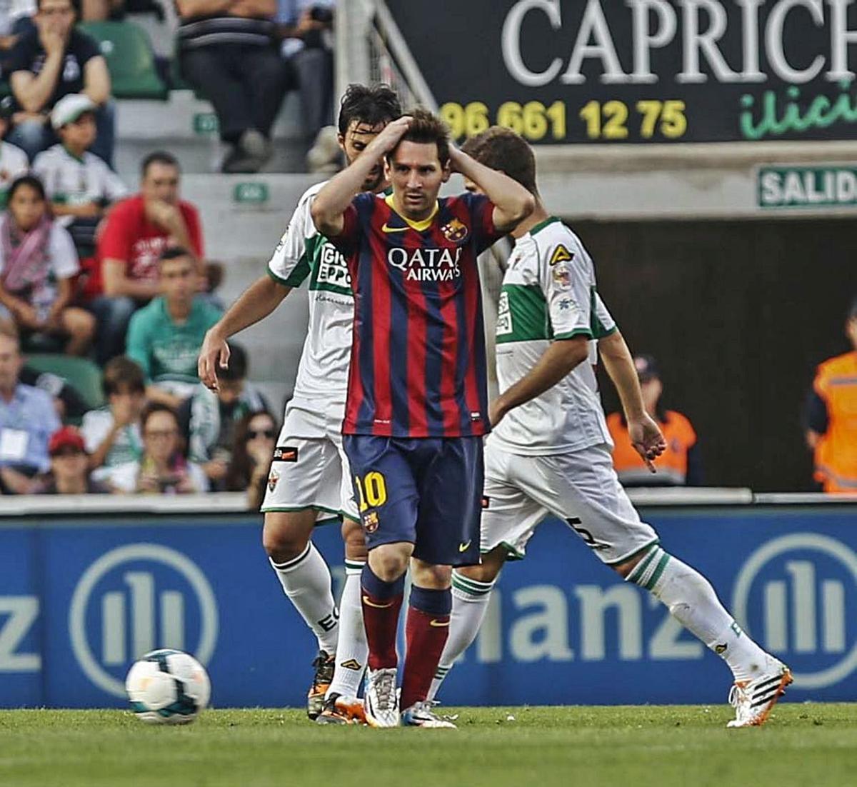 A la izquierda, Messi lamenta un fallo en el partido de la temporada 2013-2014, jugado en Elche. A la derecha, el astro argentino pugna por un balón con Farinós | ALBERT GEA / REUTERS
