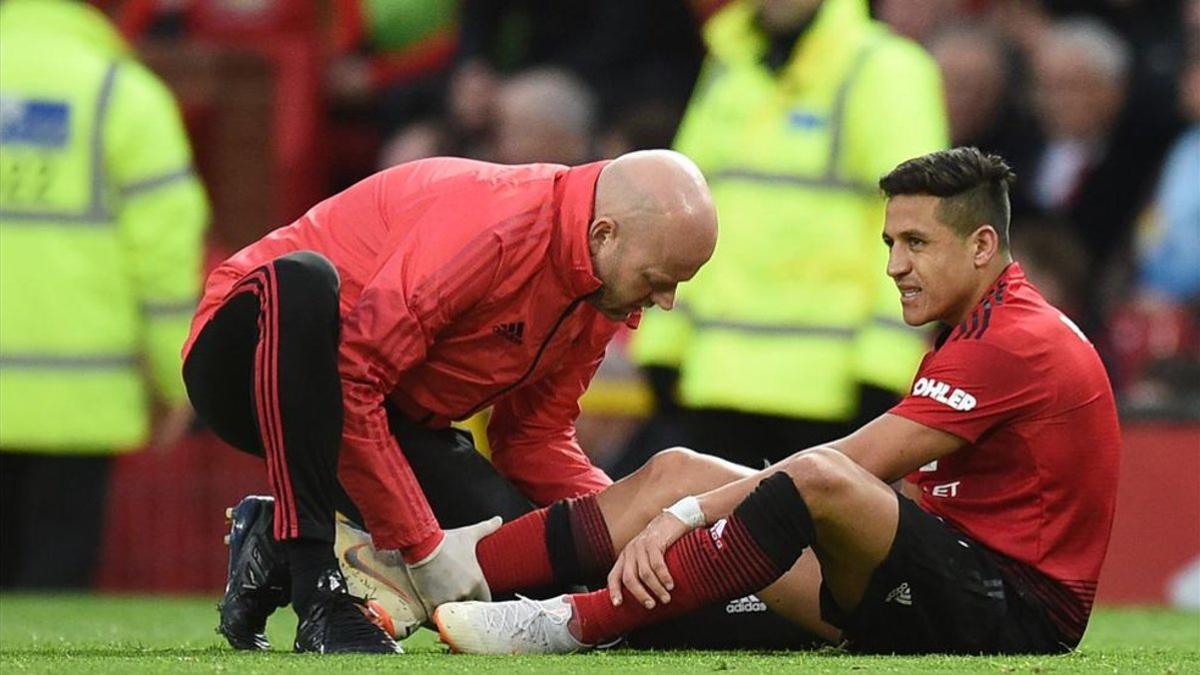 Alexis es tratado de su lesión en la rodilla en el partido del sábado ante el Southampton