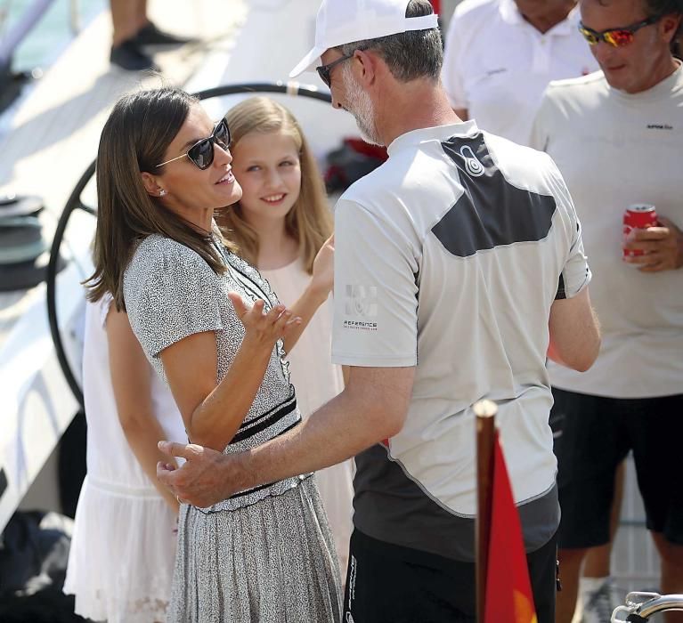 Letizia y sus hijas, a por el Rey marinero