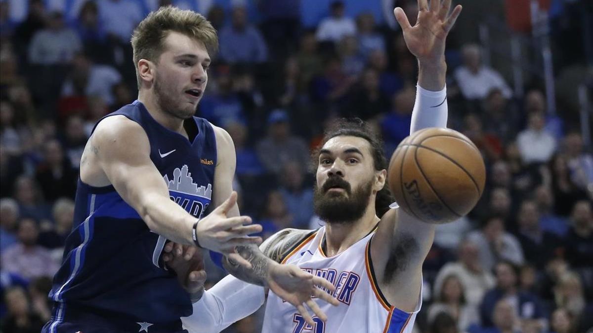 Luka Doncic, en acción, ante Steve Adams de los Thunder