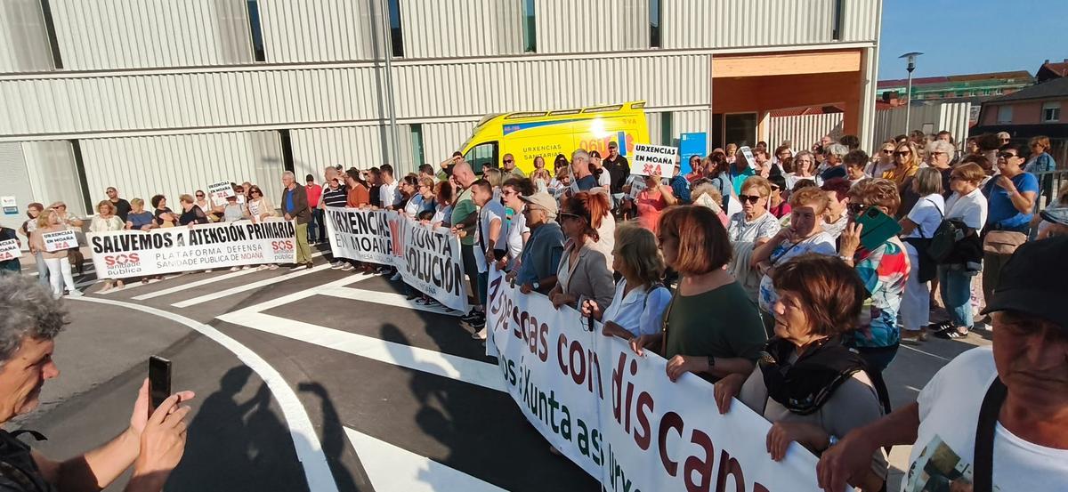 Las pancartas, ante la puerta principal.