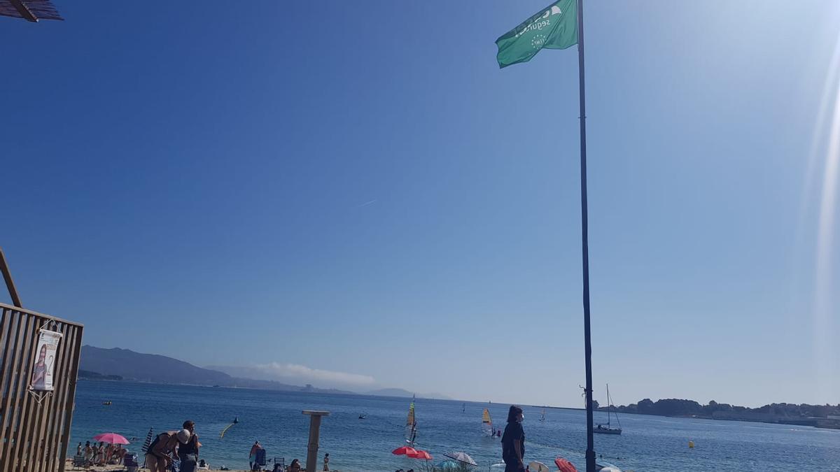 La bandera verde ondeando esta tarde en la playa de Rodeira.