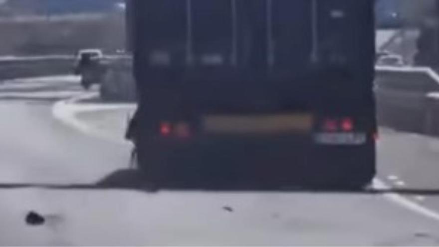 &quot;Demasiado habitual&quot;: un camión revienta una rueda y casi provoca un accidente en Tenerife