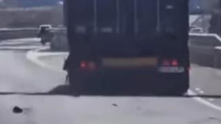 "Demasiado habitual": un camión revienta una rueda y casi provoca un accidente en Tenerife