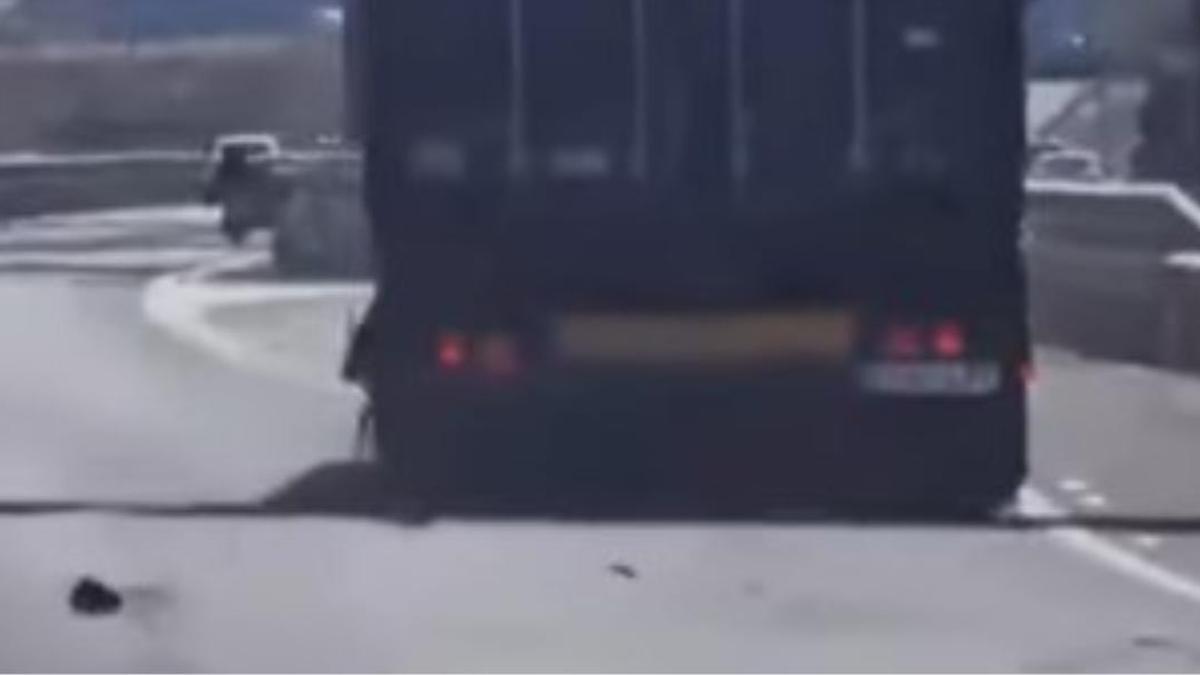 Camión sin rueda en la autopista del sur de Tenerife