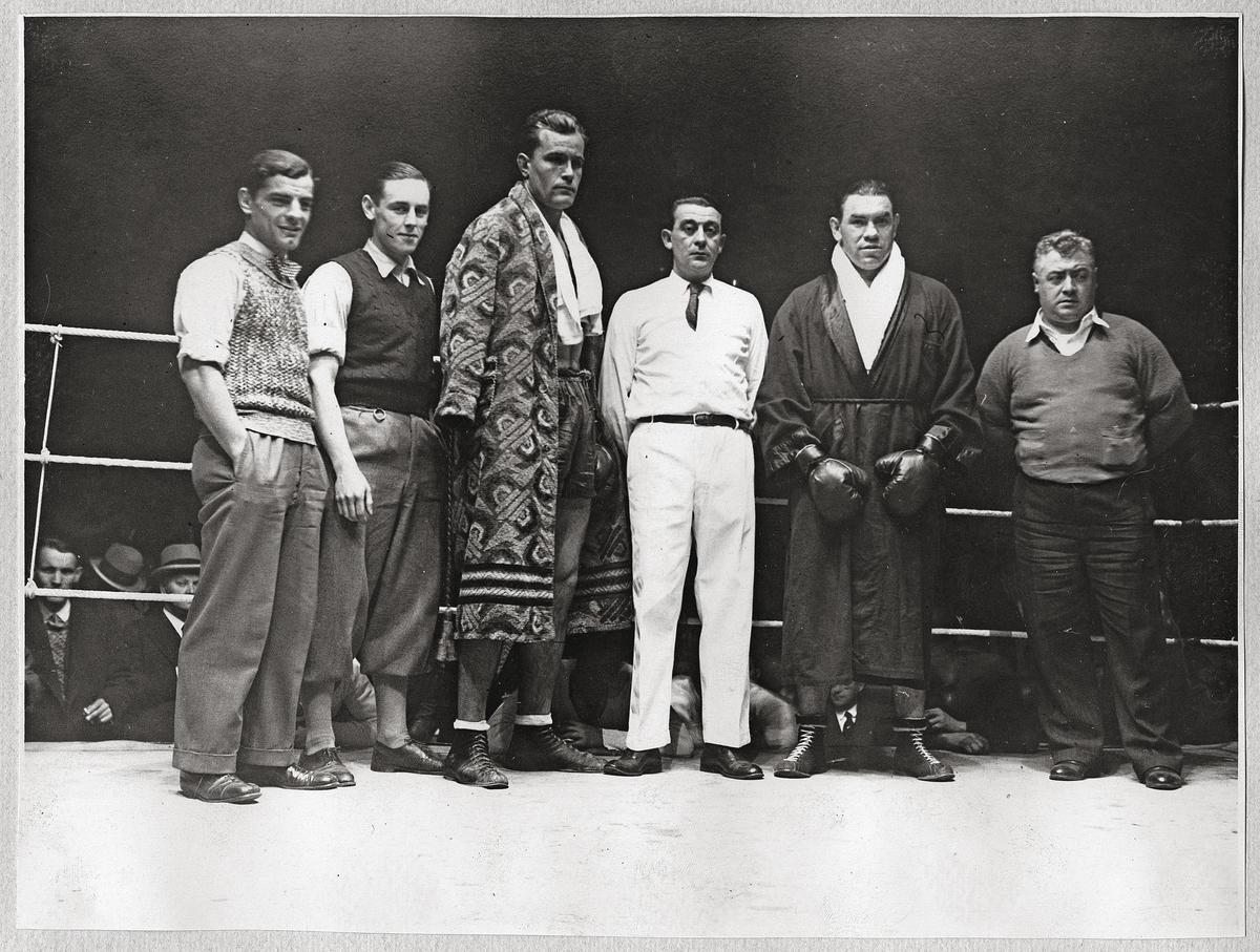 Paulino Uzcudum, segundo por la derecha, en el Olympia, antes de derrotar a Giacomo Bergomas.