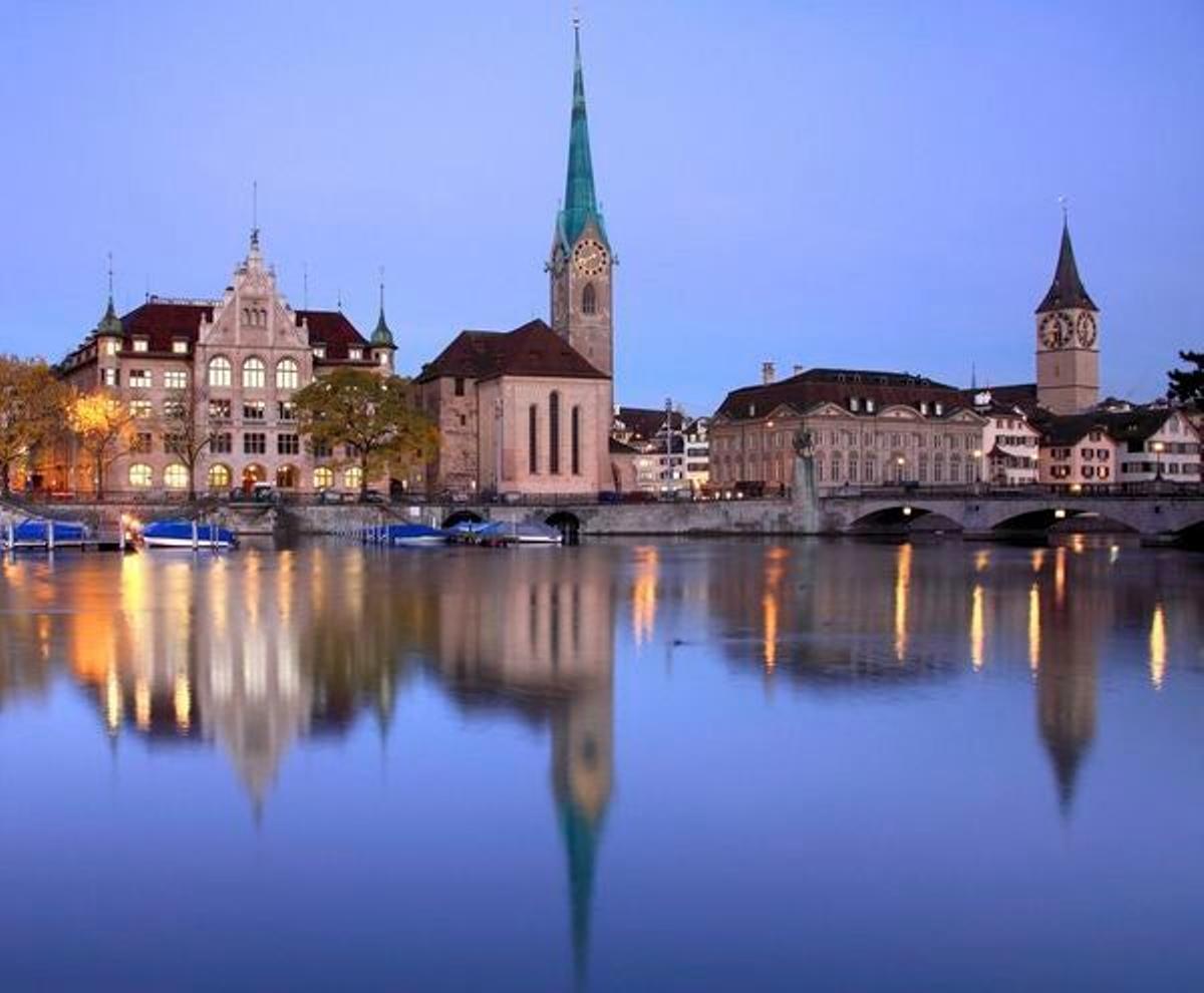 La Iglesia de Fraumunster en el casco histórico de Zurich