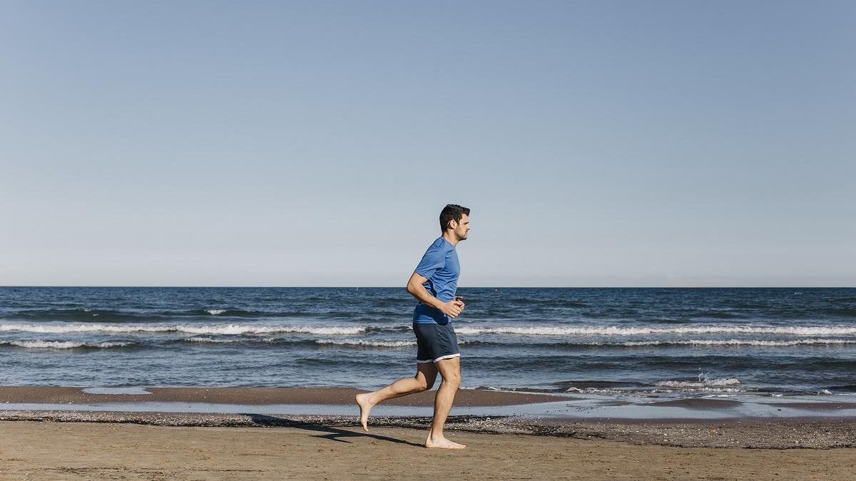 Los fisioterapeutas desaconsejas correr descalzo por la playa.