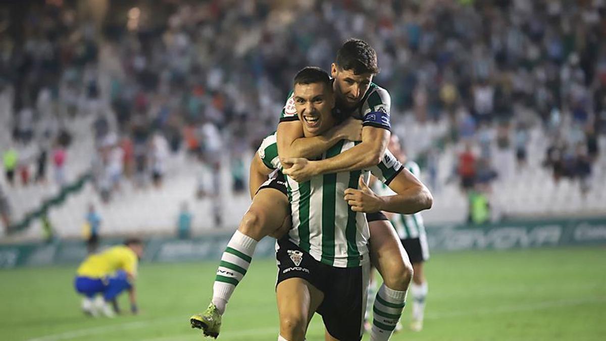 Adrián Fuentes, junto a Javi Flores, en la celebración de su gol al Cádiz B.