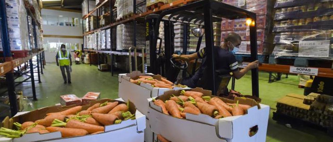 Interior del banco de alimentos de la capital grancanaria. | | ANDRÉS CRUZ