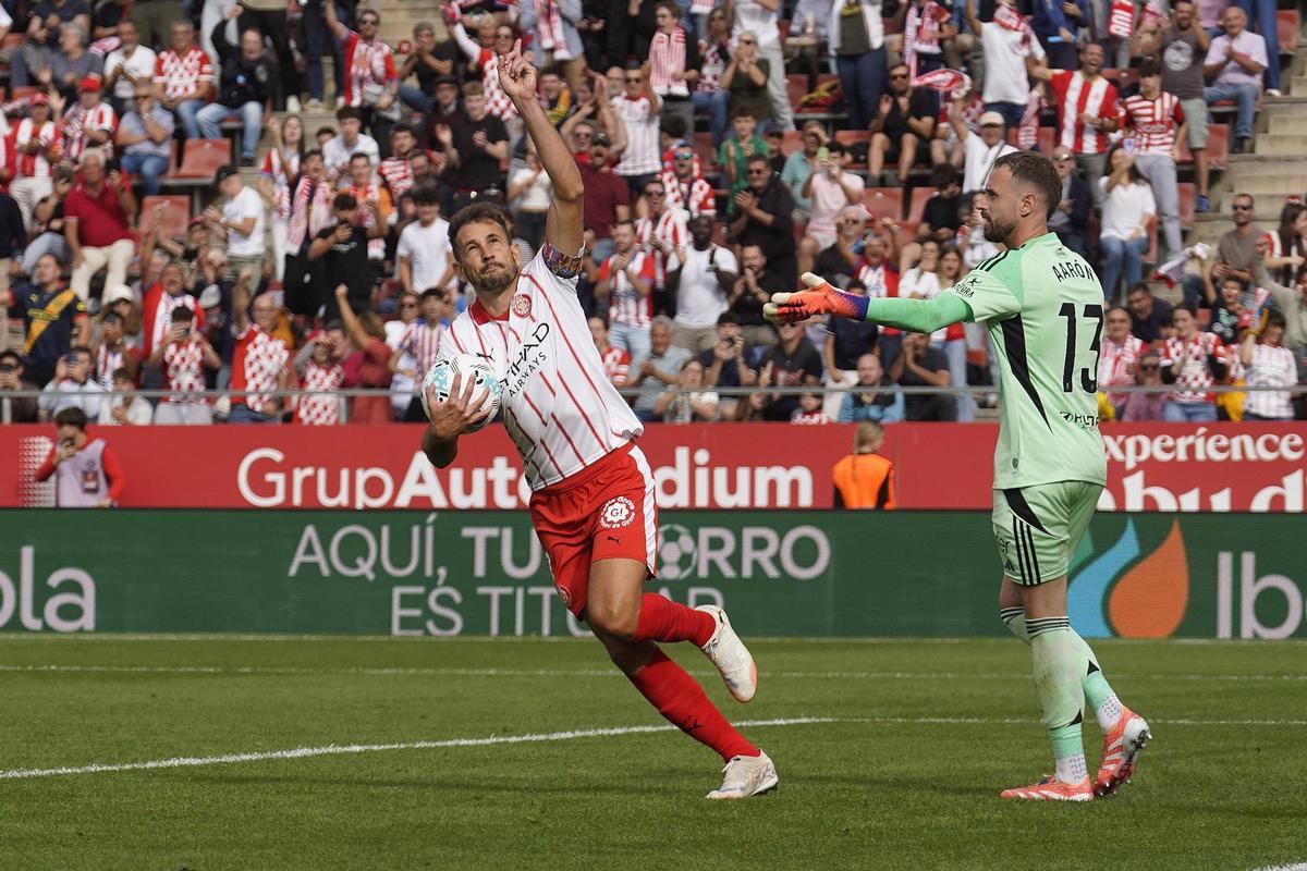 Stuani celebra un dels gols que va fer a l'Oviedo i va dedicar al seu pare aquesta temporada a Montilivi