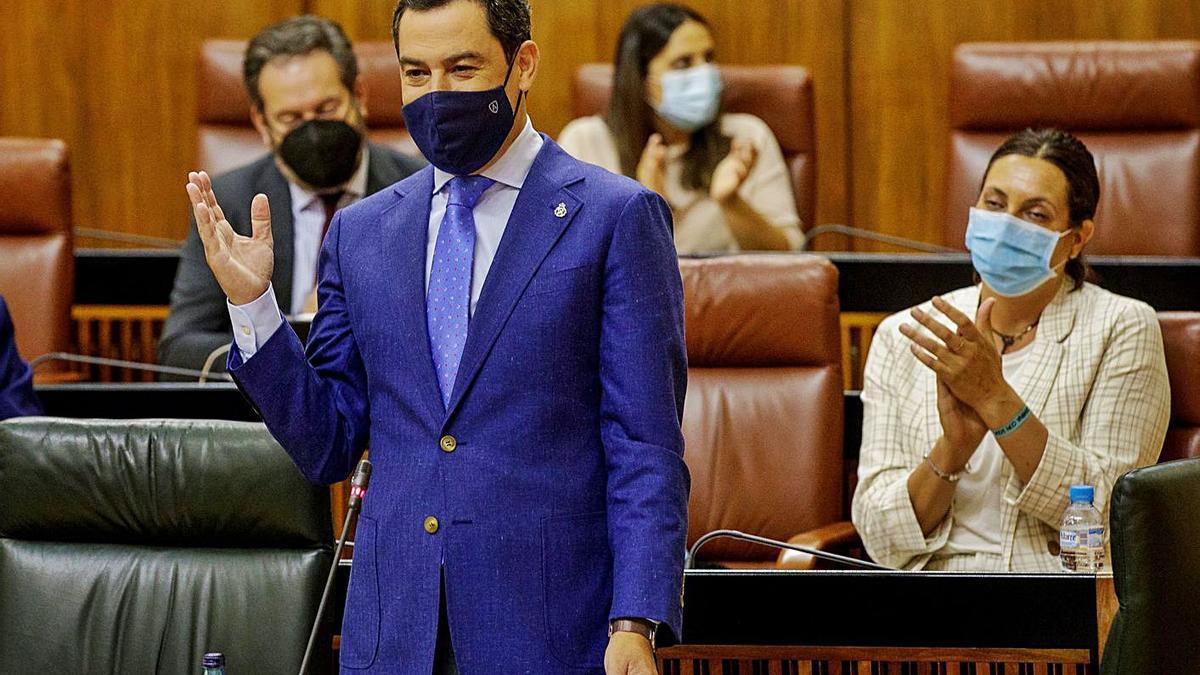 Juanma Moreno, durante el pleno del Parlamento andaluz.