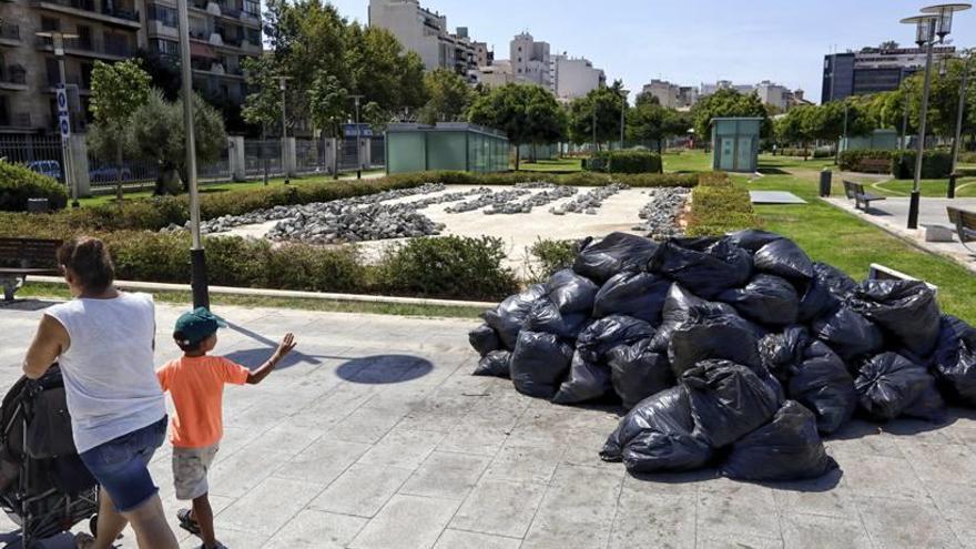 La escultura de Richard Long, el pasado lunes, entre la basura del Parc de ses Estacions.