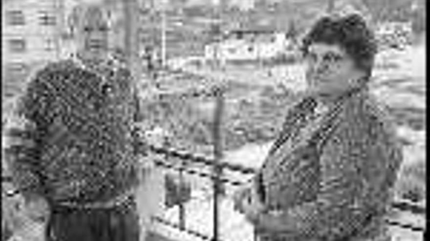 Flora y su cuñado José María en la terraza de la vivienda, ubicada junto a las obras. / rafa estévez