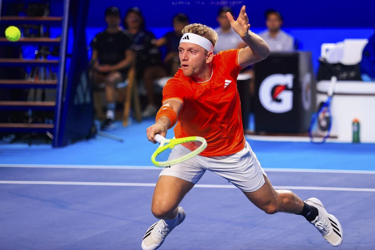 El tenista español Alejandro Davidovich Fokina devuelve una bola frente al alemán Daniel Altmaier, este lunes durante un partido del Abierto Mexicano de Tenis 2026, realizado en la ciudad de Acapulco de Juárez (México)