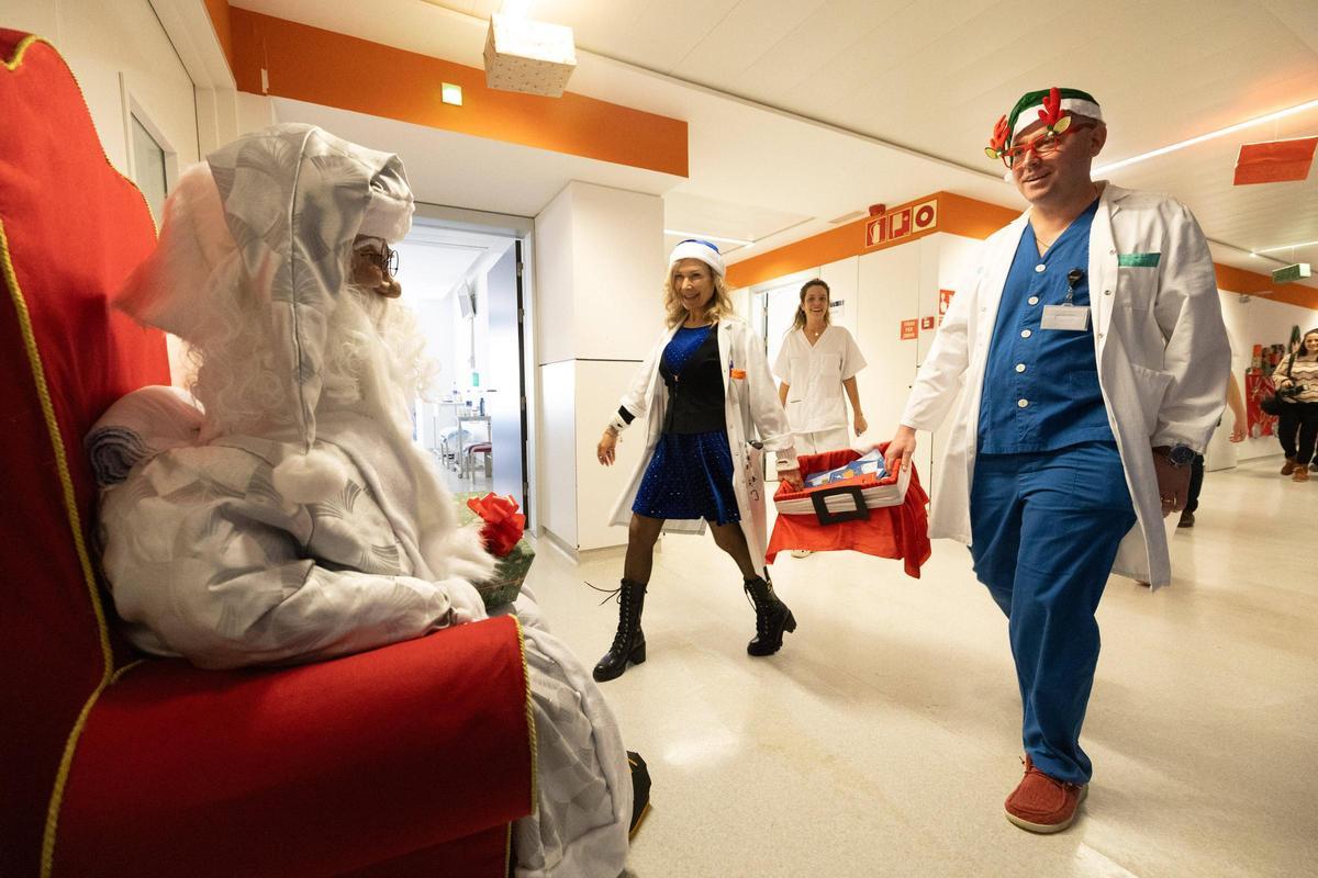 Imágenes de la entrega de felicitaciones navideñas a enfermos en el hospital Can Misses