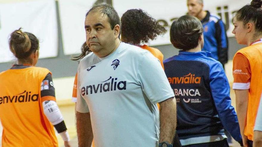 Gonzalo Iglesias, segundos antes de arrancar el partido entre Ourense Envialia y Ucam Murcia. // Carlos Peteiro