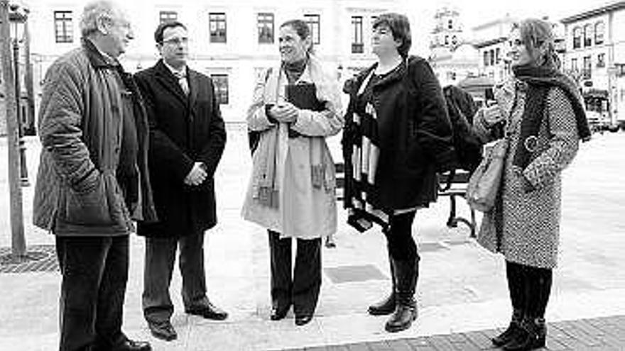 Gloria Fernández -en el centro- junto a otras autoridades, en Cangas.