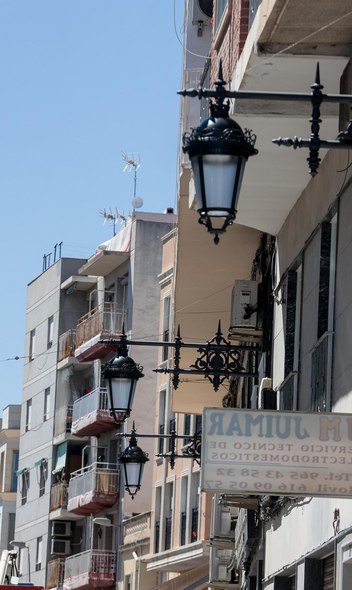 Las farolas del barrio de San José siguen la estética clásica de las luminarias del centro de Elche