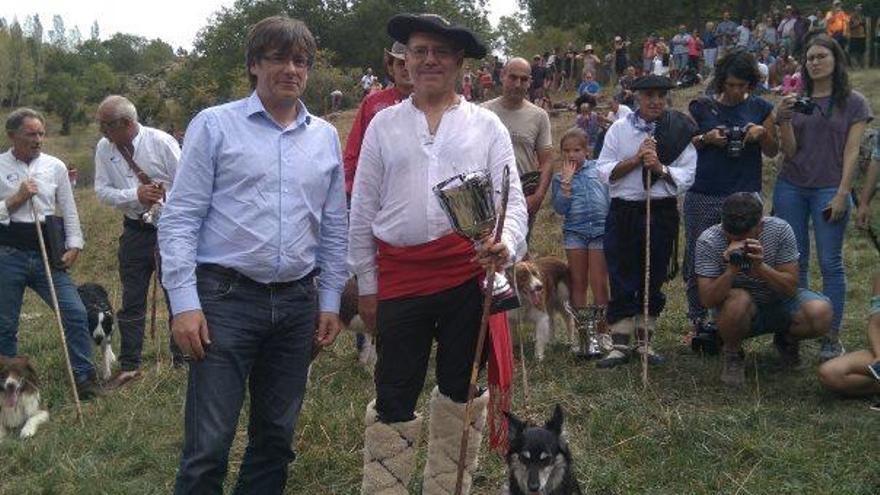 El guanyador del Concurs de Gossos d&#039;Atura, Hilari Novillo, amb el President Carles Puigdemont