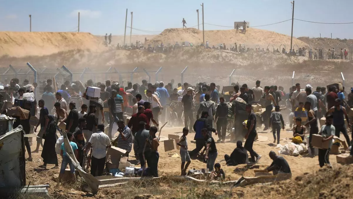 Israel mata a decenas de personas en un tiroteo durante el reparto de ayuda en Gaza