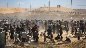 Israel mata a decenas de personas en un tiroteo durante el reparto de ayuda en Gaza