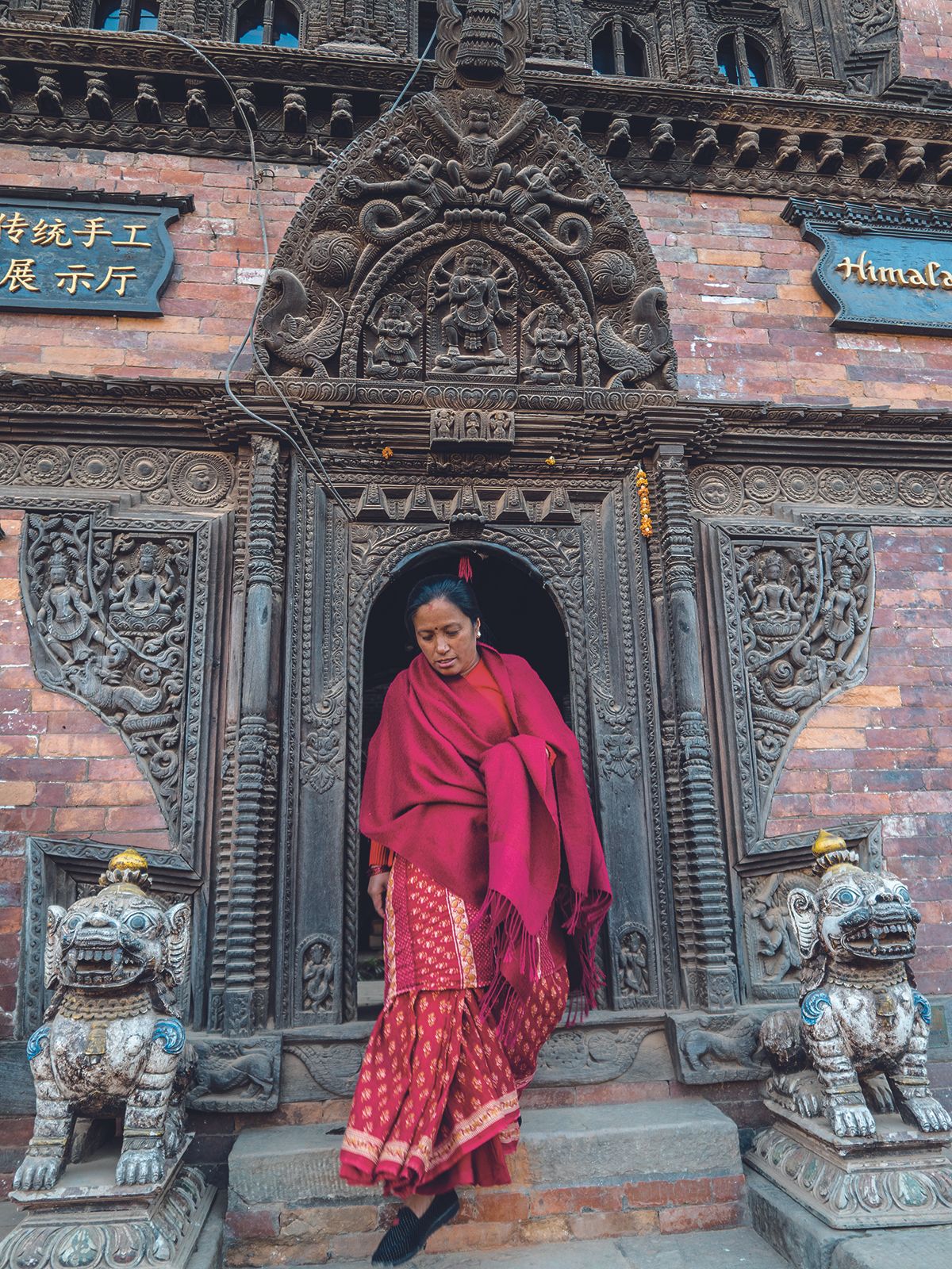 Detalle de la puerta de un templo en Bhaktapur.