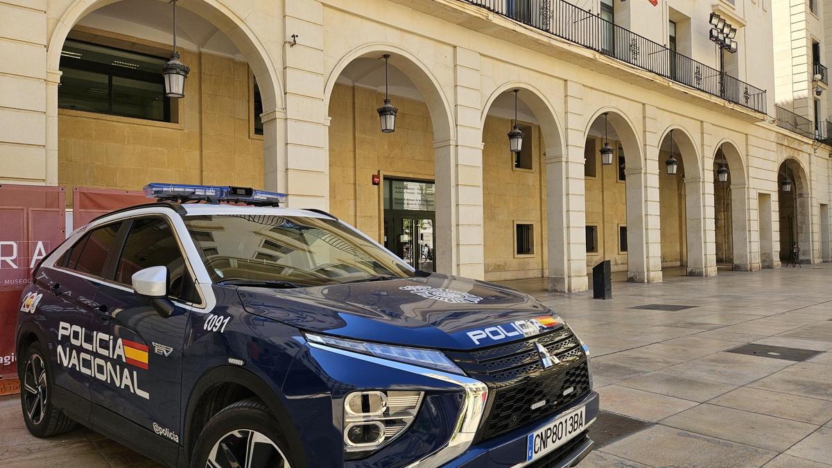 Un vehículo policial en la Audiencia de Alicante.
