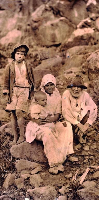 Los isleños, una joya de la fotografía en Canarias realizada por el noruego empleando el procedimiento de la albúmina en 1893 es uno de los principales retratos que se conocen de la Isla. Fue tomada en Hoya de Pineda (Gáldar).