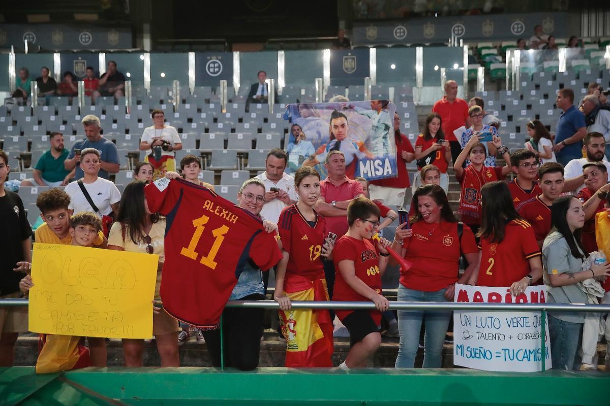 Aficionadas de la selección en las gradas del Nuevo Arcángel instantes antes de iniciarse el partido.