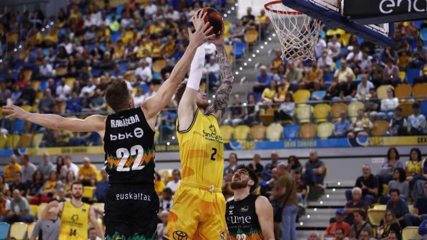 Balcerowski realiza un mate frente al Surne Bilbao Basket el pasado domingo ante el intento de tapón de Xavi Rabaseda. | |