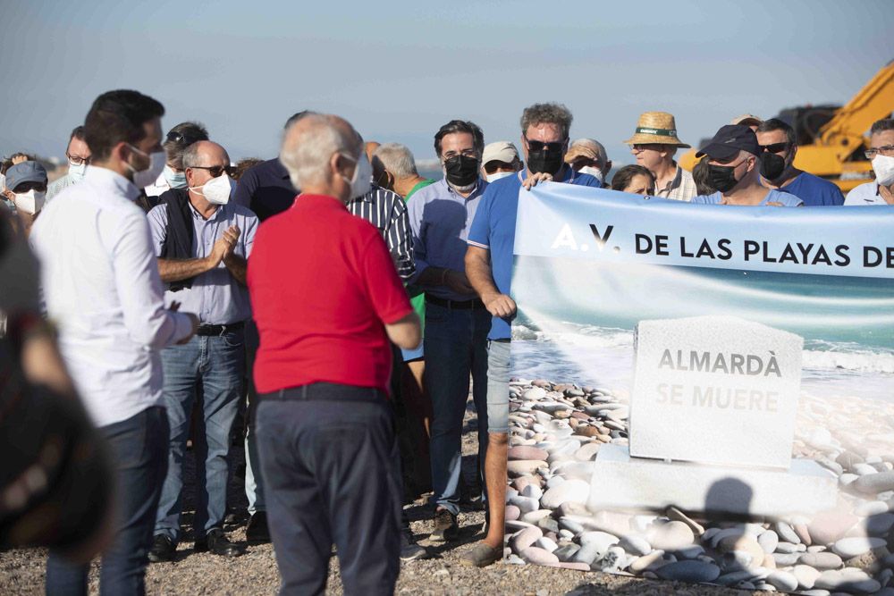 Vecinos de Sagunt protestan, por la falta de criba en el trasvase de piedra, de la playa a Almenara