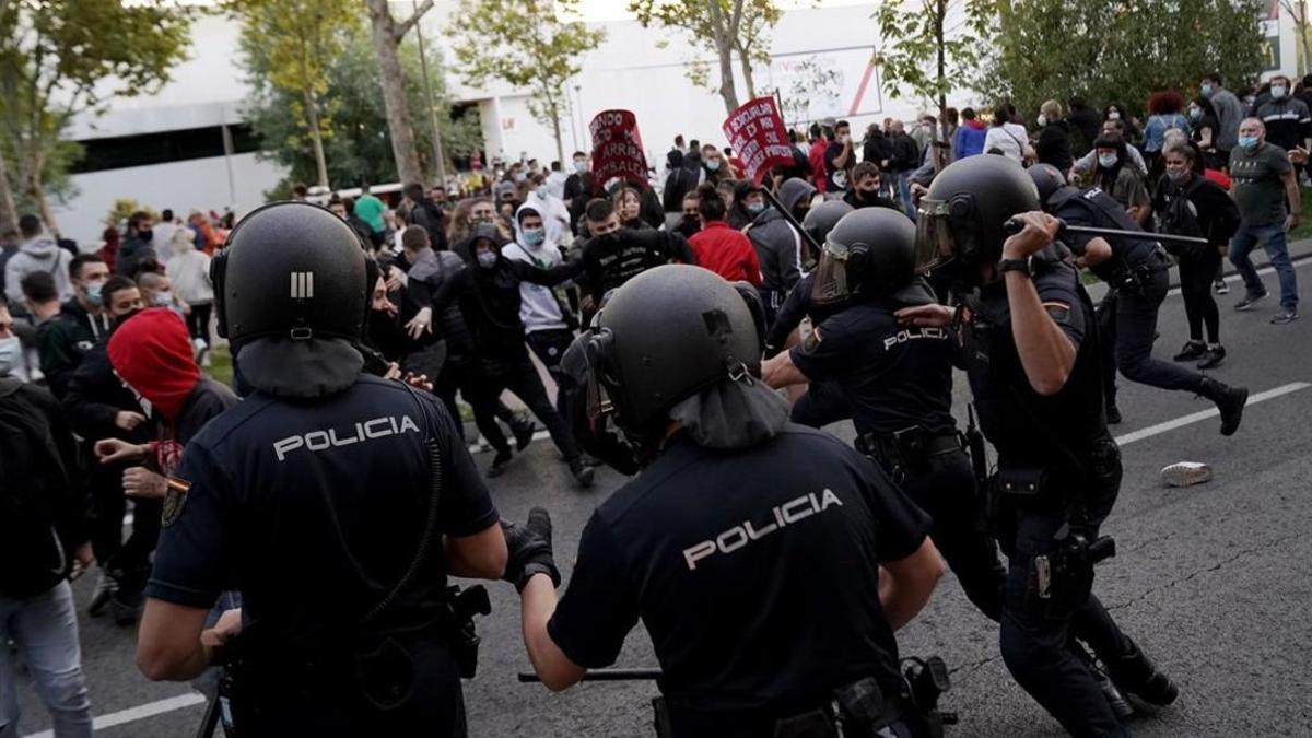 Carga policial contra manifestantes ante la Asamble de Madrid este jueves.