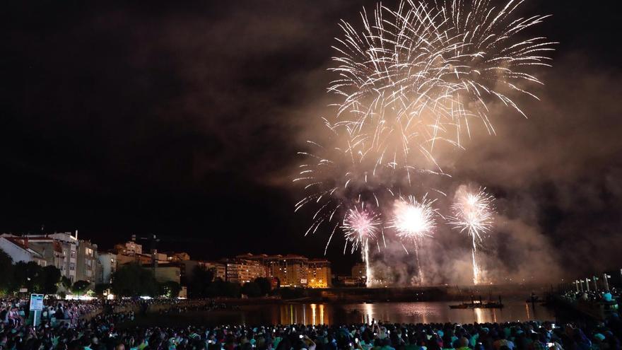 Bouzas inicia cinco días de fiesta: fuegos poéticos, orquestas, atracciones y mucho más