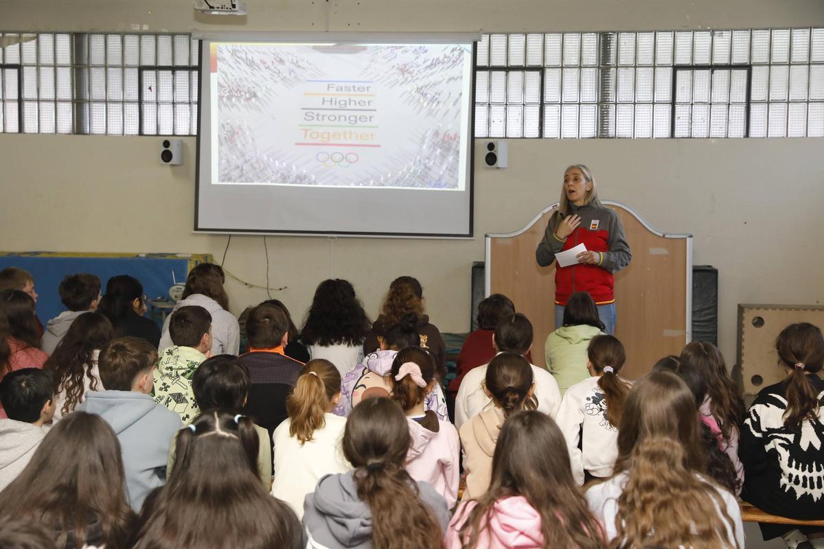 Berta García hablando con los alumnos del centro en el gimnasio.