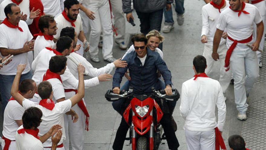 Tom Cruise y Cameron Díaz ayer sábado rodeados de figurantes que simulan ser corredores de los San Fermines