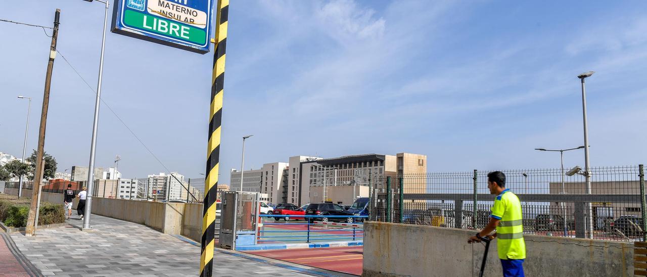 Imagen de una parte del parquin del Complejo Hospitalario Universitario Insular-Materno Infantil