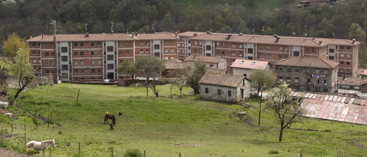 El barrio de La Joécara en Langreo, con algunos de los pisos más económicos de La Cuencas. | Fernando Rodríguez