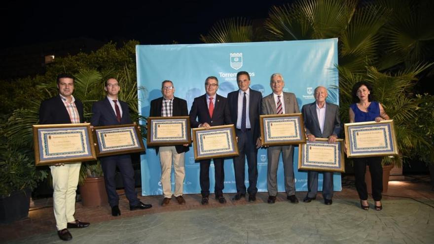 El alcalde, José Ortiz, en el centro, con los premiados.