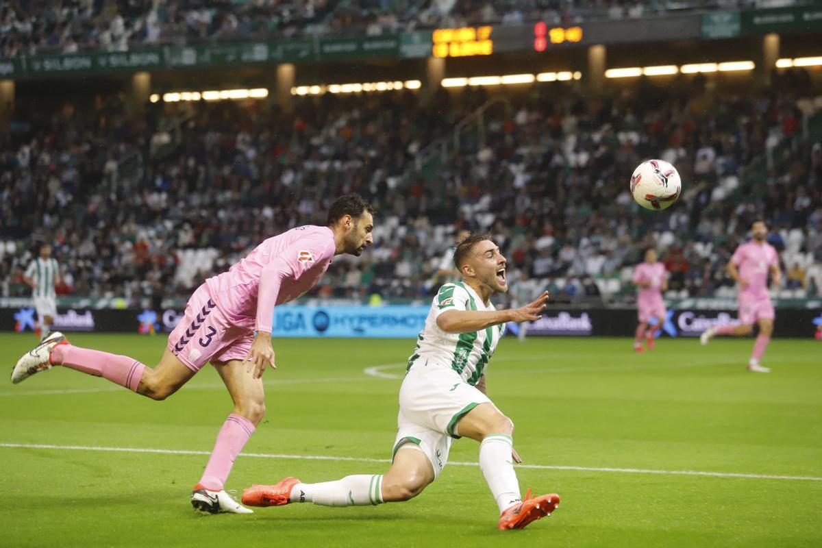 Antonio Casas cae ante un defensor visitante durante el encuentro entre el Córdoba CF y el Eldense.