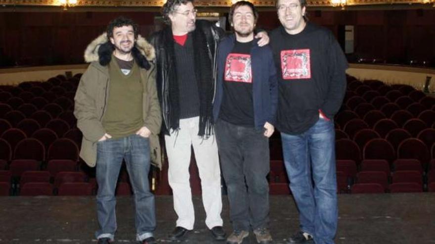 Os membros do grupo, no teatro Rosalía de Castro. / aitor saavedra