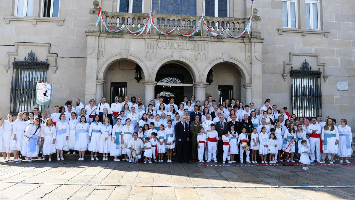 Todos los participantes en la Danza de Espadas, acompañados por las autoridades.