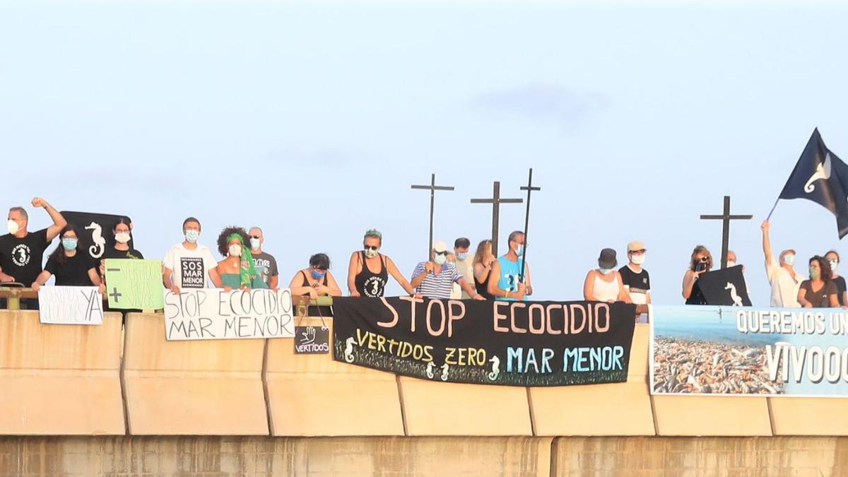 Protesta vecinal en la
desembocadura del Albujón,
 en una imagen de archivo.  J.C.