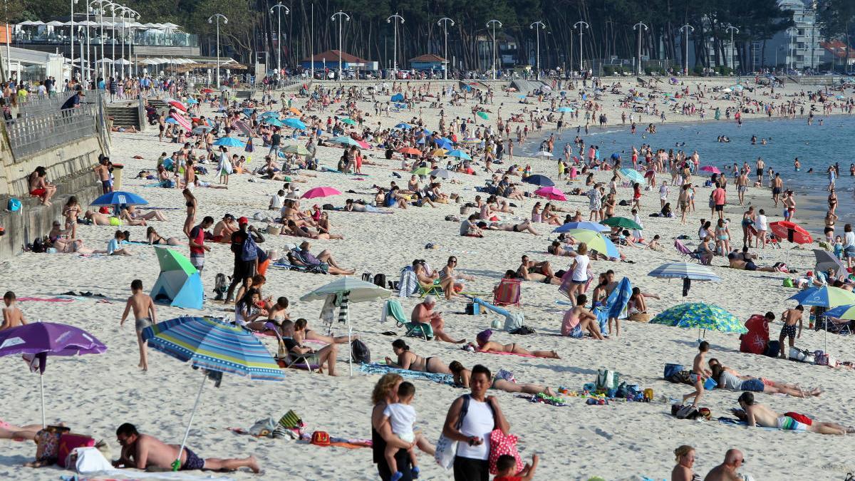 Día de calor en Vigo con gran afluencia de bañistas en Samil. // Marta G. Brea