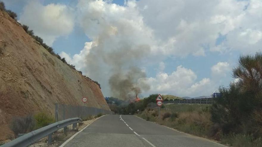 Imagen del humo en la carretera de acceso a la autovía